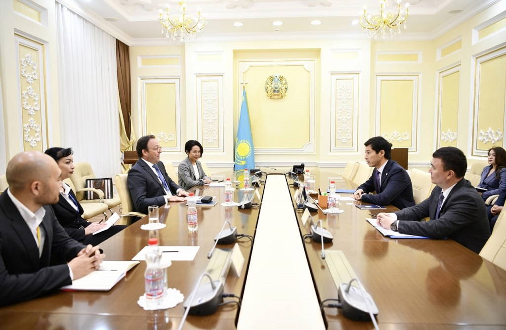 Meeting of the Vice-President and Chairman of the Shell concern in Kazakhstan H. Burmeister with the regional akim G.N. Iskaliyev